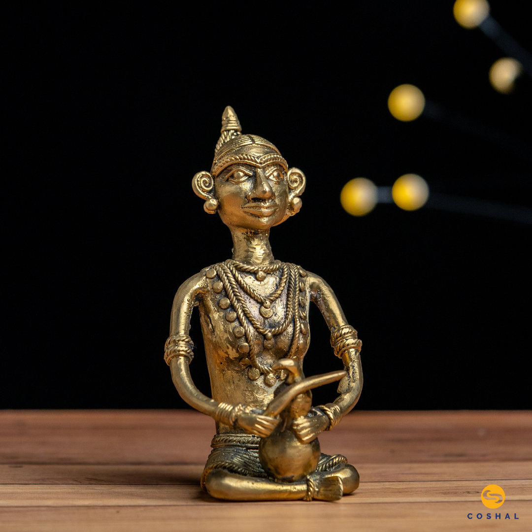 This brass Working Madin figurine captures the essence of Madin, a term inspired by the tribal communities of Abhujmadhiya. 